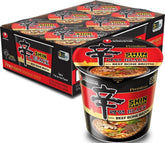 Nongshim Shin Ramyun Black vaso frontal mostrando etiqueta y beneficio sabor intenso