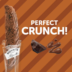 Nonni's biscotti sumergido en taza de café, realza sabor y combinación ideal