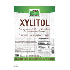 NOW xylitol textura granulada en primer plano, prueba de pureza y versatilidad