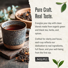 Taza con té Numi Emperor's Pu-erh humeante, ofrece una infusión energética y rica