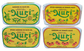 Nuri frontal pack con las cuatro latas gourmet mostrando diseño vintage y variedad