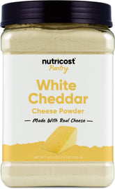 Nutricost envase frontal de polvo de cheddar blanco con presentación clara y fácil uso
