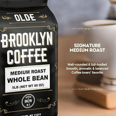 OLDE BROOKLYN COFFEE primer plano de granos resaltando frescura y aceites