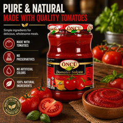 ÖNCÜ pasta de tomate en cuchara añadida a una salsa para mayor sabor