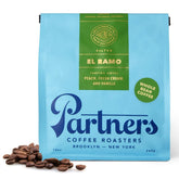 PARTNERS COFFEE ROASTERS bolsa frontal mostrando etiqueta y beneficio frescura