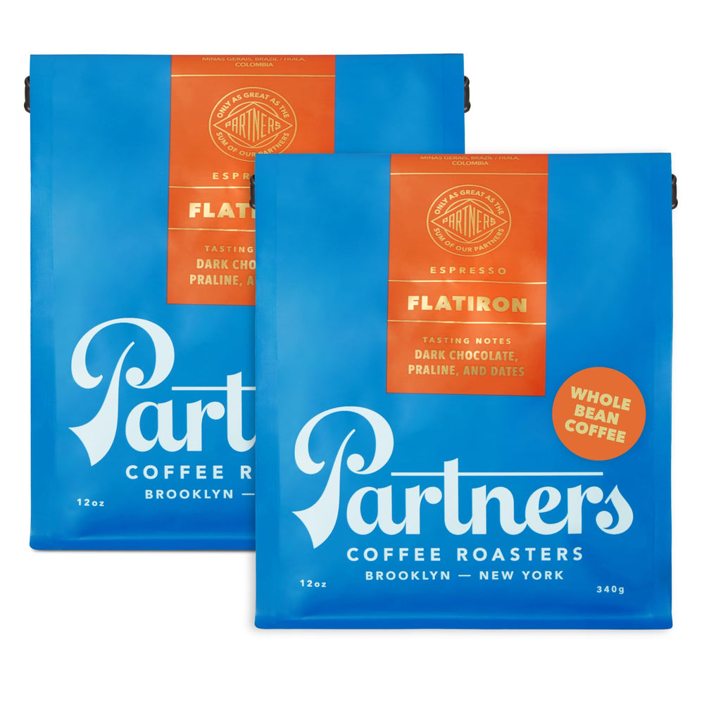 PARTNERS COFFEE ROASTERS bolsa Flatiron frente mostrando fecha de tueste y beneficios