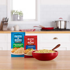 Pasta Roni plato servido con pollo y verduras, muestra cómo completar una comida balanceada