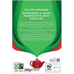 PG Tips té vertiéndose en taza, demostrando rápida disolución y preparación fácil