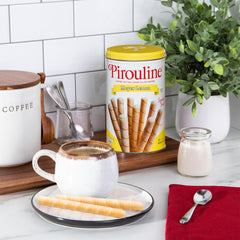 Pirouline galleta partida que muestra crema de limón