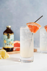 P Portland Syrups jarabe yuzu vertido en un cóctel para sabor vibrante