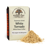 POVERTY BAY COFFEE CO. bolsa frontal de White Tornado 1 libra mostrando diseño y sello de tueste