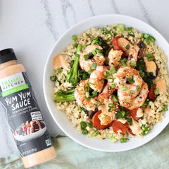 Primal Kitchen salsa en uso mojar croquetas y pollo, realza sabor y conveniencia