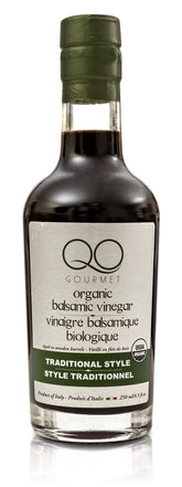 QO vista frontal de la botella elegante que transmite calidad