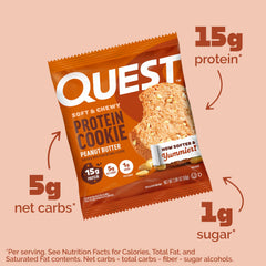 Quest galleta en mano para comparar tamaño y llevar como snack práctico