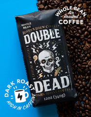 Raven's Brew granos en mano destacando selección y energía natural