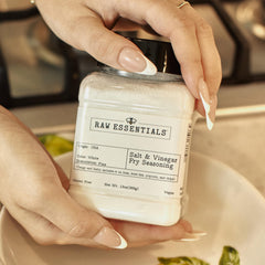 Raw Essentials espolvoreado en papas fritas realzando sabor crujiente