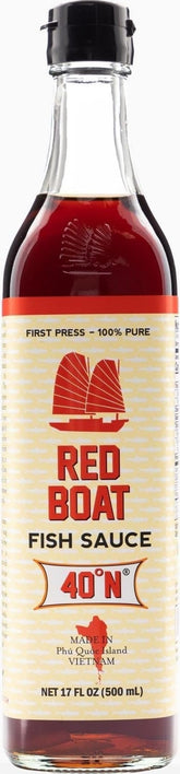 Red Boat botella frontal mostrando diseño y transparencia, destaca pureza del producto