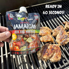 Reggae Spice marinando piezas de pollo demostrando facilidad y jugosidad