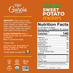 RW Garcia crackers de boniato siendo sumergidas en hummus, ideales para compartir