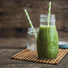Shimane Organic Farm vaso con latte frío de Mulberry Matcha ilustrando uso con leche vegetal y frescura