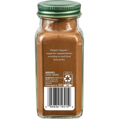 Simply Organic primer plano del polvo de canela con textura fina y aroma