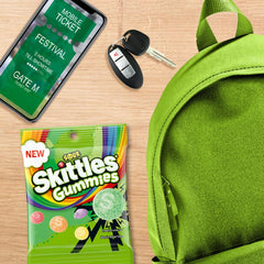 SKITTLES bolsa abierta en mano lista para llevar, conveniencia