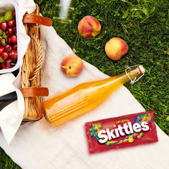 Skittles en un bol mezclado con otros dulces ideal para buffet