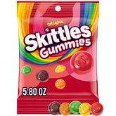 Skittles frente del empaque mostrando el logo y colores atractivos