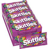Skittles empaque frontal mostrando 36 paquetes, marca visible y atractivo colorido