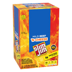 Slim Jim persona comiendo un stick para un snack rápido