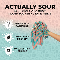 SOUR STRIPS cinta en mano como snack fácil de compartir y transportar