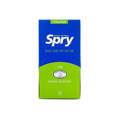 Persona masticando Spry chicle para frescura inmediata tras la comida