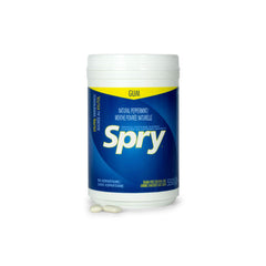 Spry chicles en mano listo para masticar y refrescar aliento