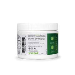 Spry persona masticando chicle spearmint para aliento fresco tras comer