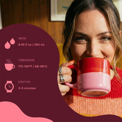 Stash taza de té frío con hielo y rodajas de frambuesa en ambiente doméstico, refrescante y listo para beber