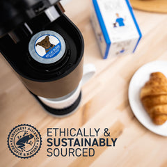 Stella Blue taza servida con crema ligera que resalta sabor equilibrado