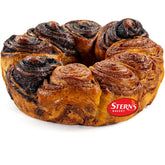 Stern’s Bakery babka rosca entera mostrando mitades de chocolate y canela, ideal para regalo