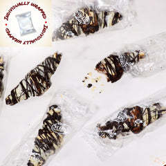 Caja empaquetada a mano de Stern's Bakery con varios rugelach listos para envío, protección garantizada