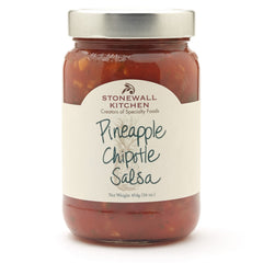 Stonewall Kitchen frascos junto a chips como dip en mesa de aperitivos