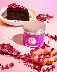 Sweet Spell pétalos flotando en cóctel, aporte aromático y detalle sofisticado