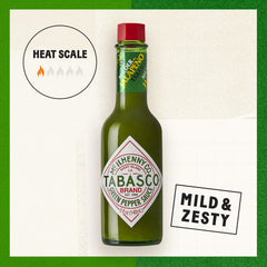 TABASCO vertiendo salsa verde sobre guacamole, mejora el sabor