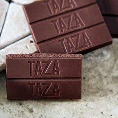 Taza Chocolate barra abierta en mano mostrando interior y beneficio práctico