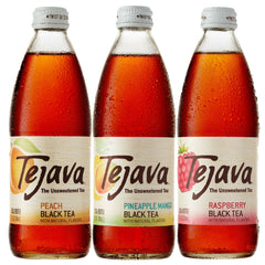 Botellas Tejava servidas en mesa durante evento mostrando presentación premium