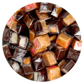 THE HAMPTON CANDY COMPANY bolsa frontal mostrando cubos de caramelo surtidos y conveniencia
