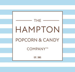 THE HAMPTON CANDY COMPANY mano sosteniendo un gumball para mostrar tamaño y escala