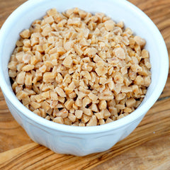 THE HAMPTON CANDY COMPANY toffee bits espolvoreados en helado, contraste crujiente y sabor