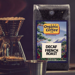 The Organic Coffee Co. bolsa junto a taza para comparar tamaño y porciones