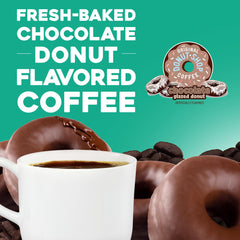 The Original Donut Shop primer plano del café vertido, textura y aroma tentadores