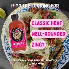 Tia Lupita vertiendo salsa sobre taco para realzar sabor y presentación