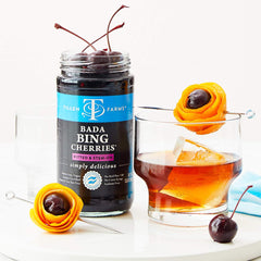 Tillen Farms cereza usada como guarnición en un cóctel bourbon elegante